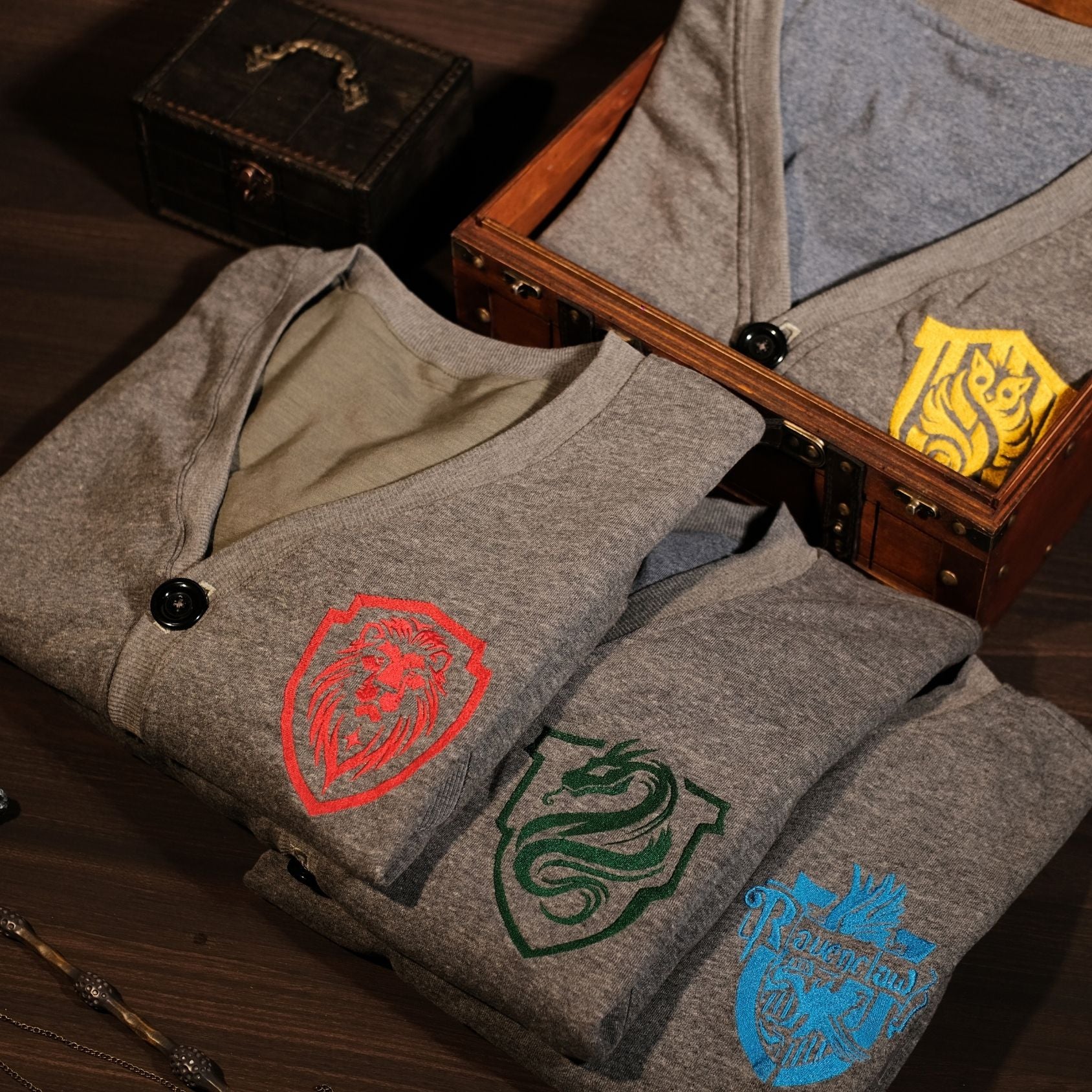 Áo cardigan nút cài xám chuột, biểu tương 4 nhà: Gryfindorr, Slytherine, Ravenclaw, Hufflepuff. Tặng hình thêu tên trên tay áo