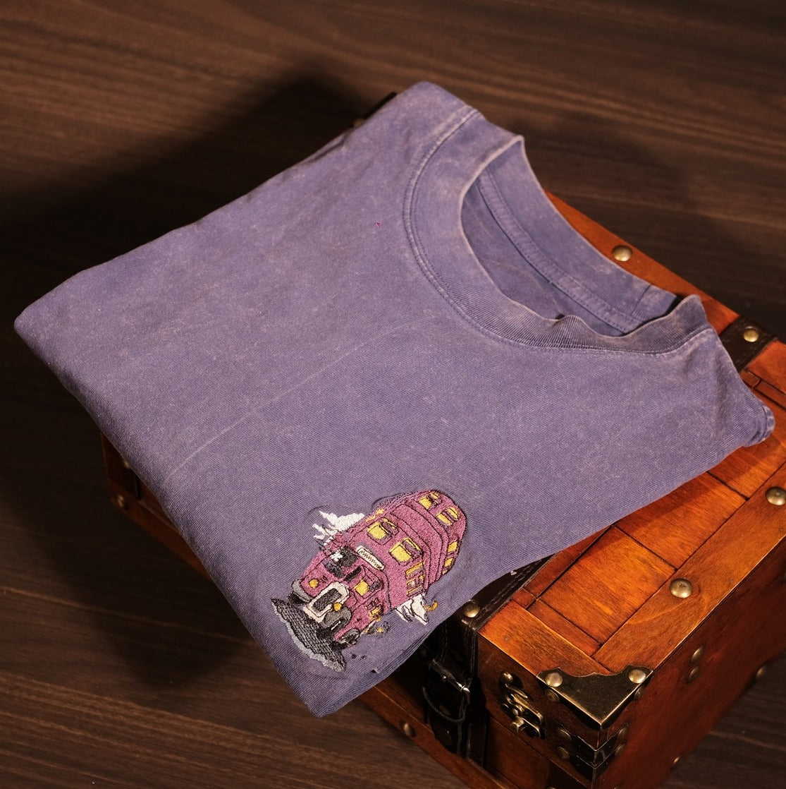 Knight Bus T-shirt - Purple 100% tie-dyed cotton