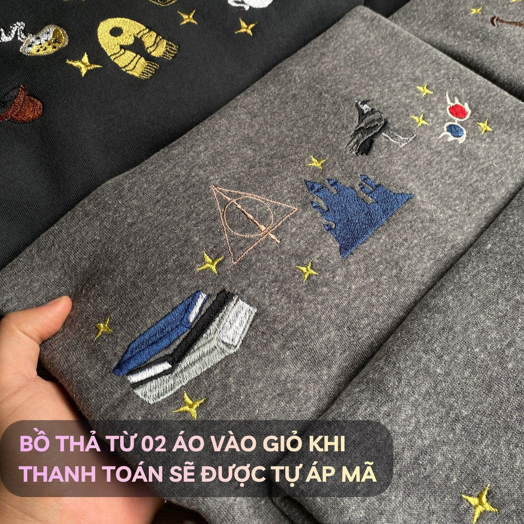 Áo sweater nỉ xám nhà chim RavenClaw chỉ còn 299k/áo khi mua từ 2 áo, tặng hình thêu trên tay