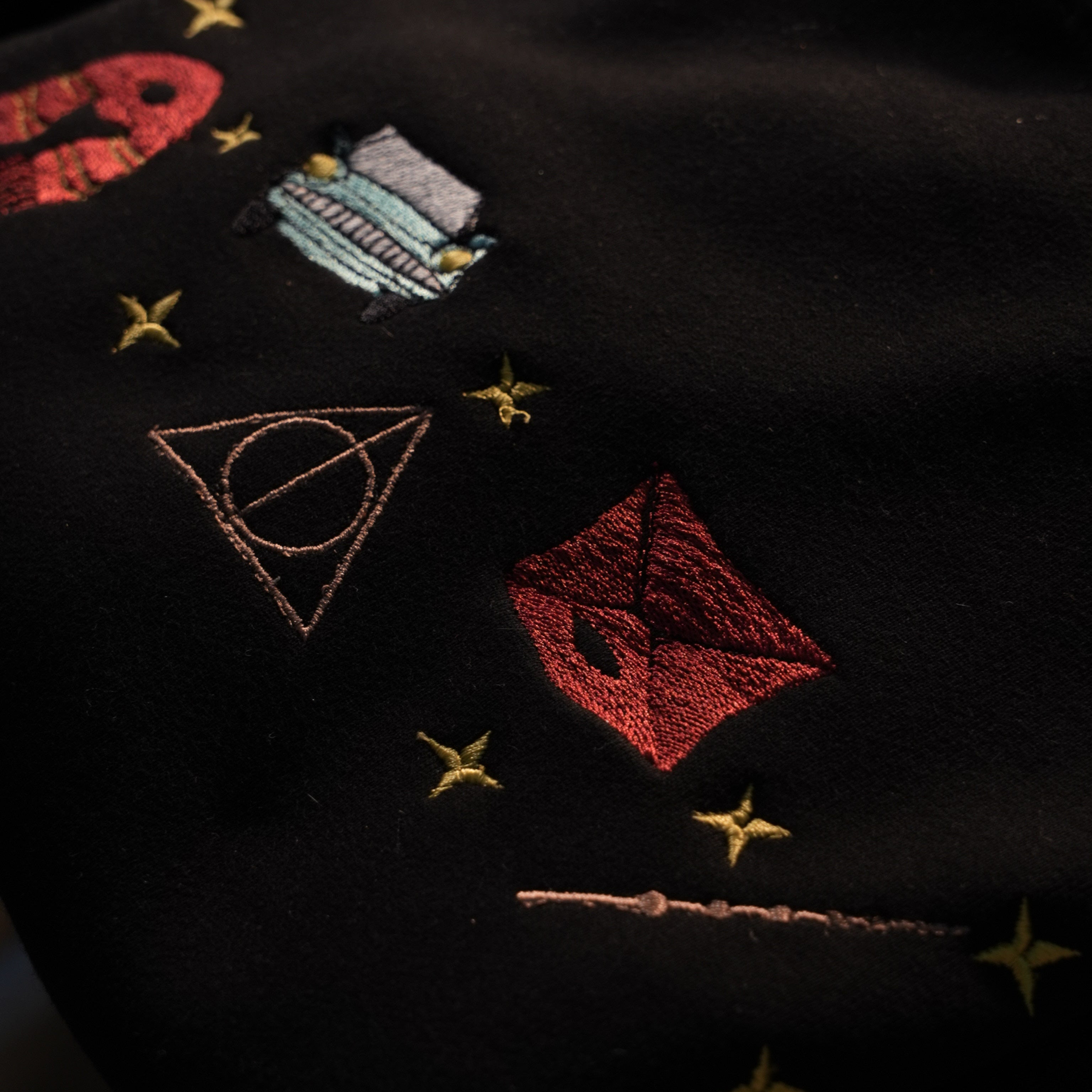 Magic Gift Set – Lion House Sweater 6 Pieces (Black Sweater + Wand + Glass Pumpkin + Mini Bag)