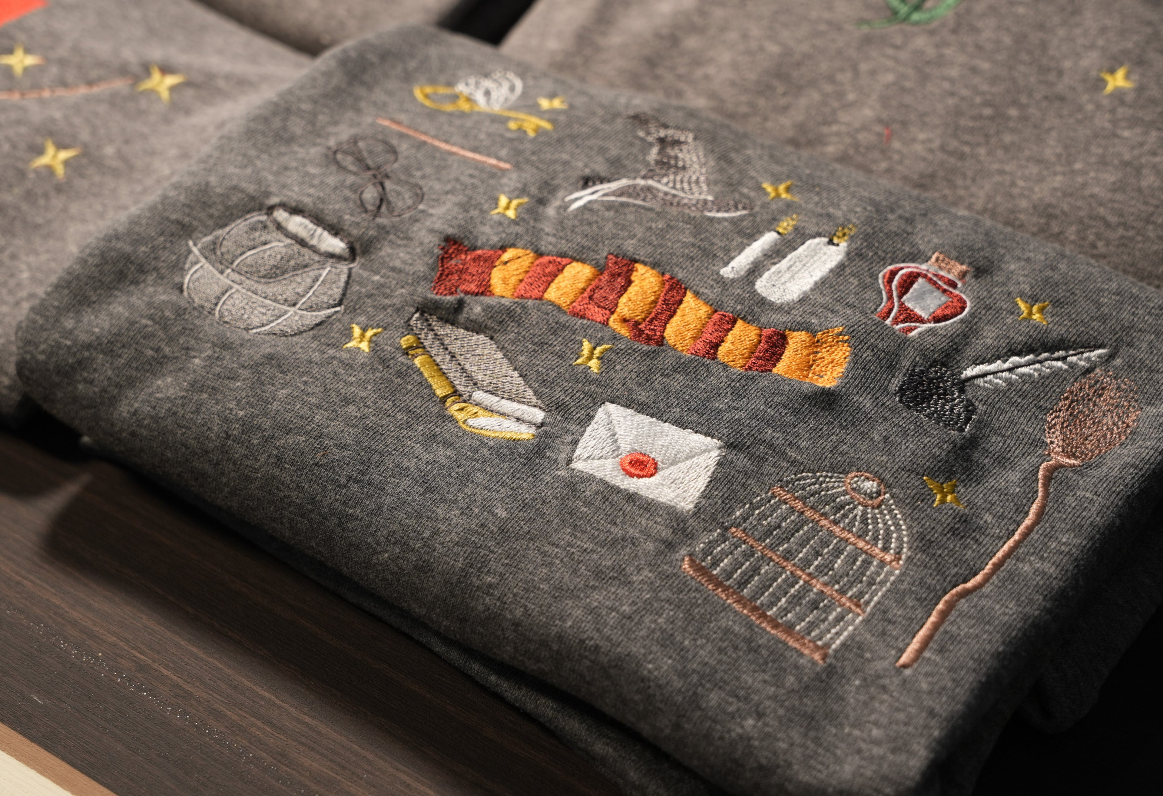 Harry's Magic Gift Set – Chest 11 Piece (Grey Sweater + Wand + Large Pencil Bag, 2 Spell Books, Small Sly Bag)