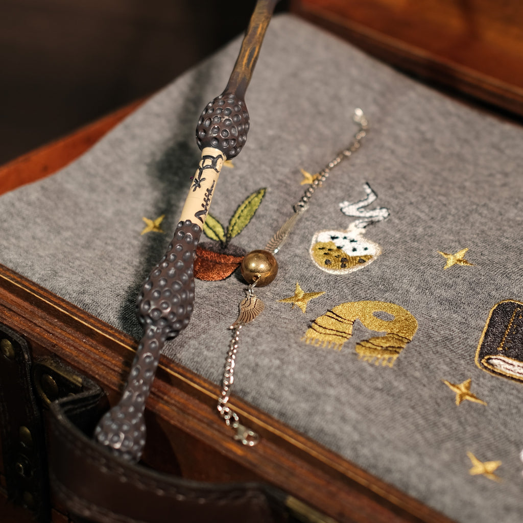 Magic Gift Set – Badger House Sweater 3 Pieces (Gray Mouse Sweater + Wand)