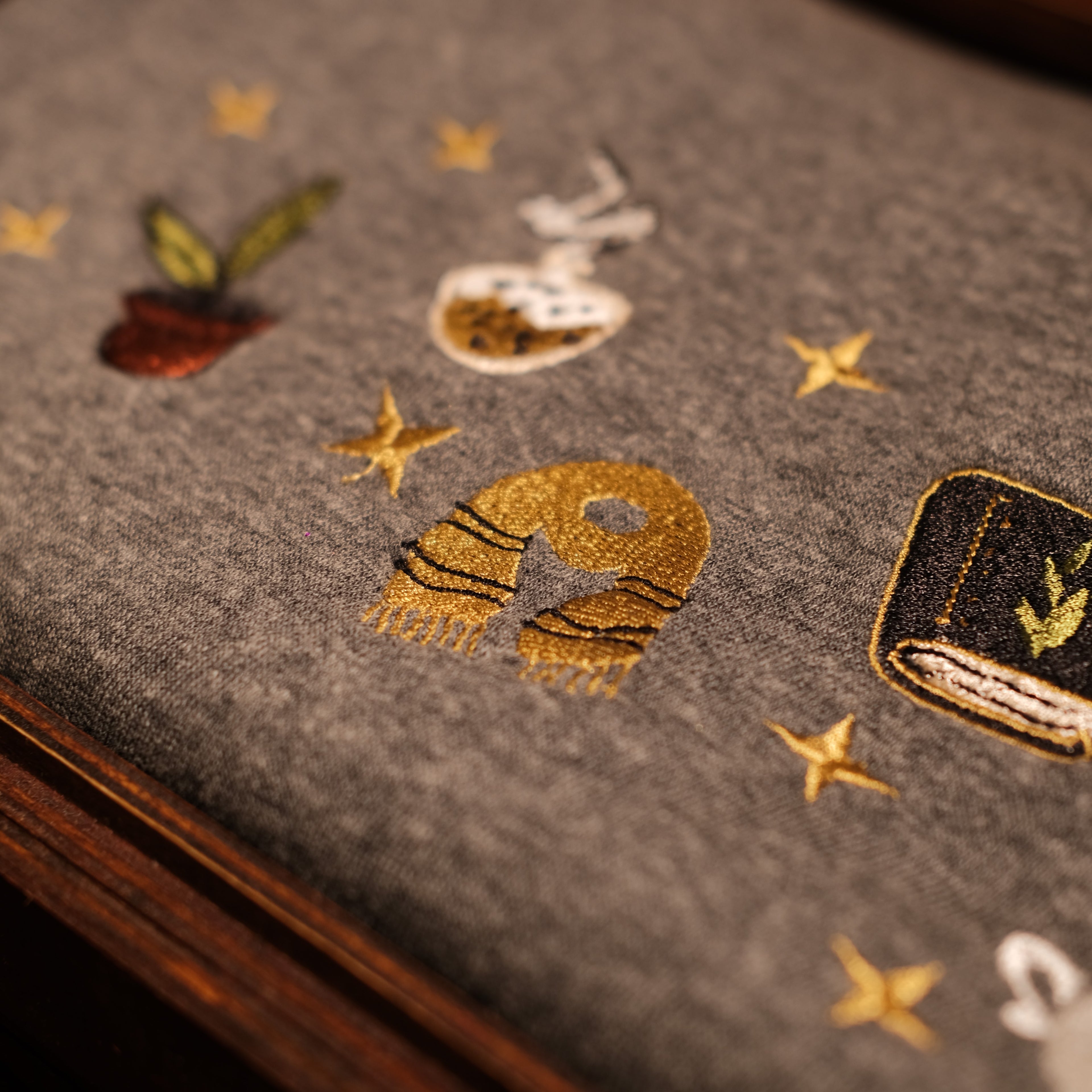 Magic Gift Set – Badger House Sweater 3 Pieces (Gray Mouse Sweater + Wand)