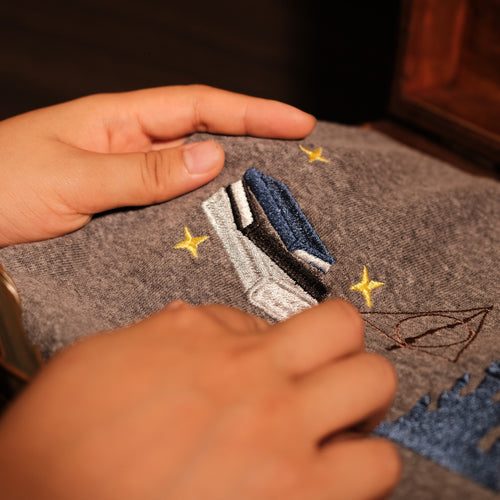 Áo sweater nỉ xám nhà chim RavenClaw chỉ còn 299k/áo khi mua từ 2 áo, tặng hình thêu trên tay