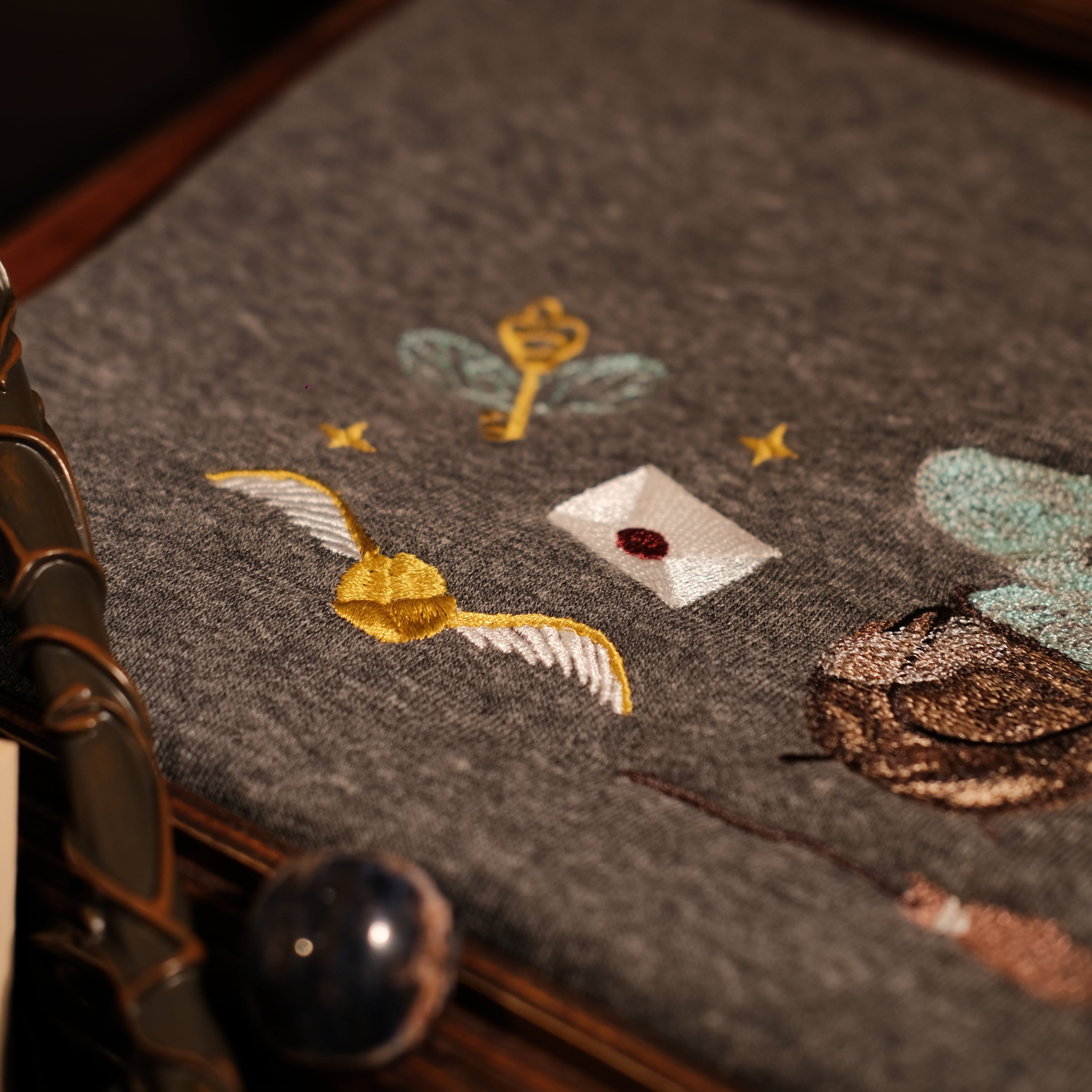 Magic Gift Set – Cauldron &amp; Hat 8 Piece (Gray sweater, Wand, Large Pencil Bag, 2 Spell Books)