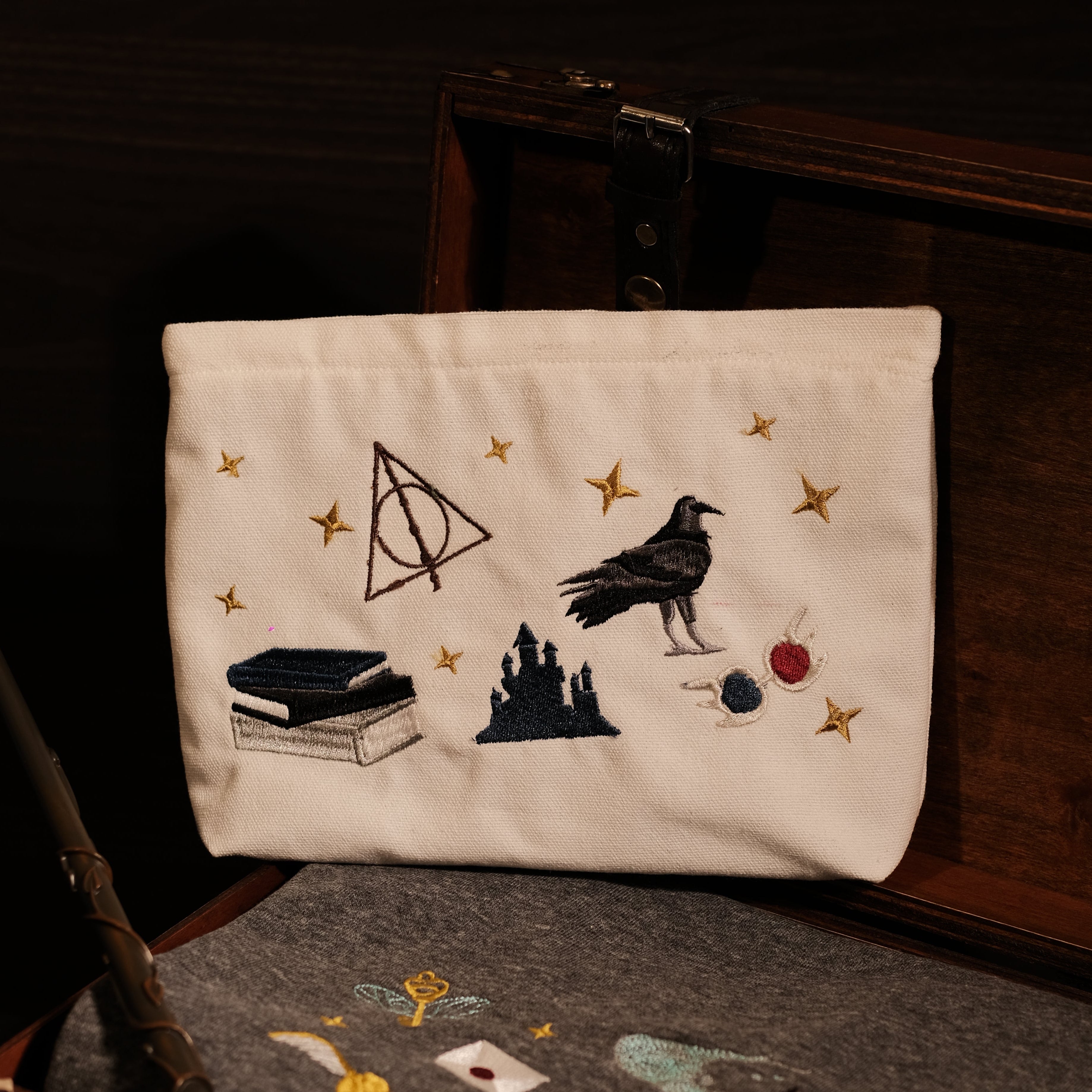 Magic Gift Set – Cauldron &amp; Hat 11 Piece (Gray Mouse Sweater, Wand, Large Pencil Bag, 2 Spell Books, Small Sly Bag