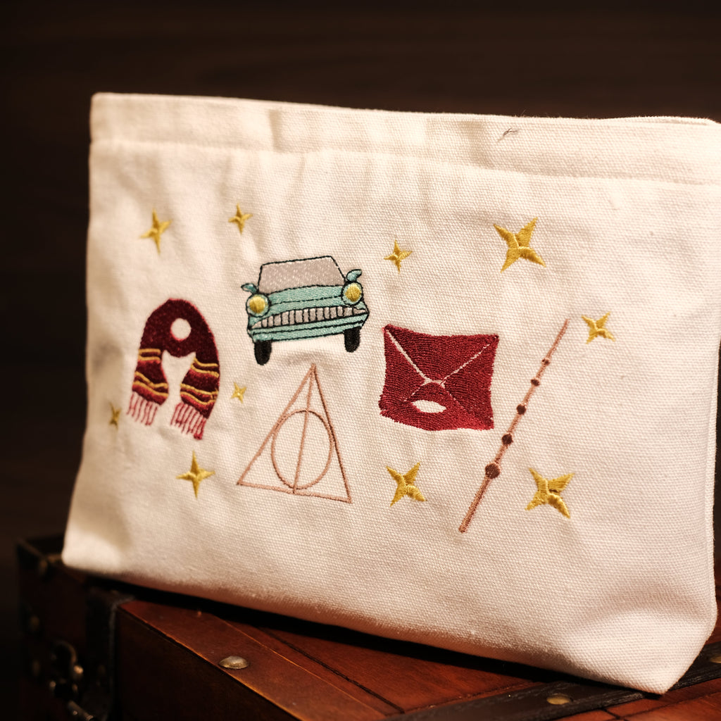 Harry's Magic Gift Set – Chest 11 Piece (Grey Sweater + Wand + Large Pencil Bag, 2 Spell Books, Small Sly Bag)