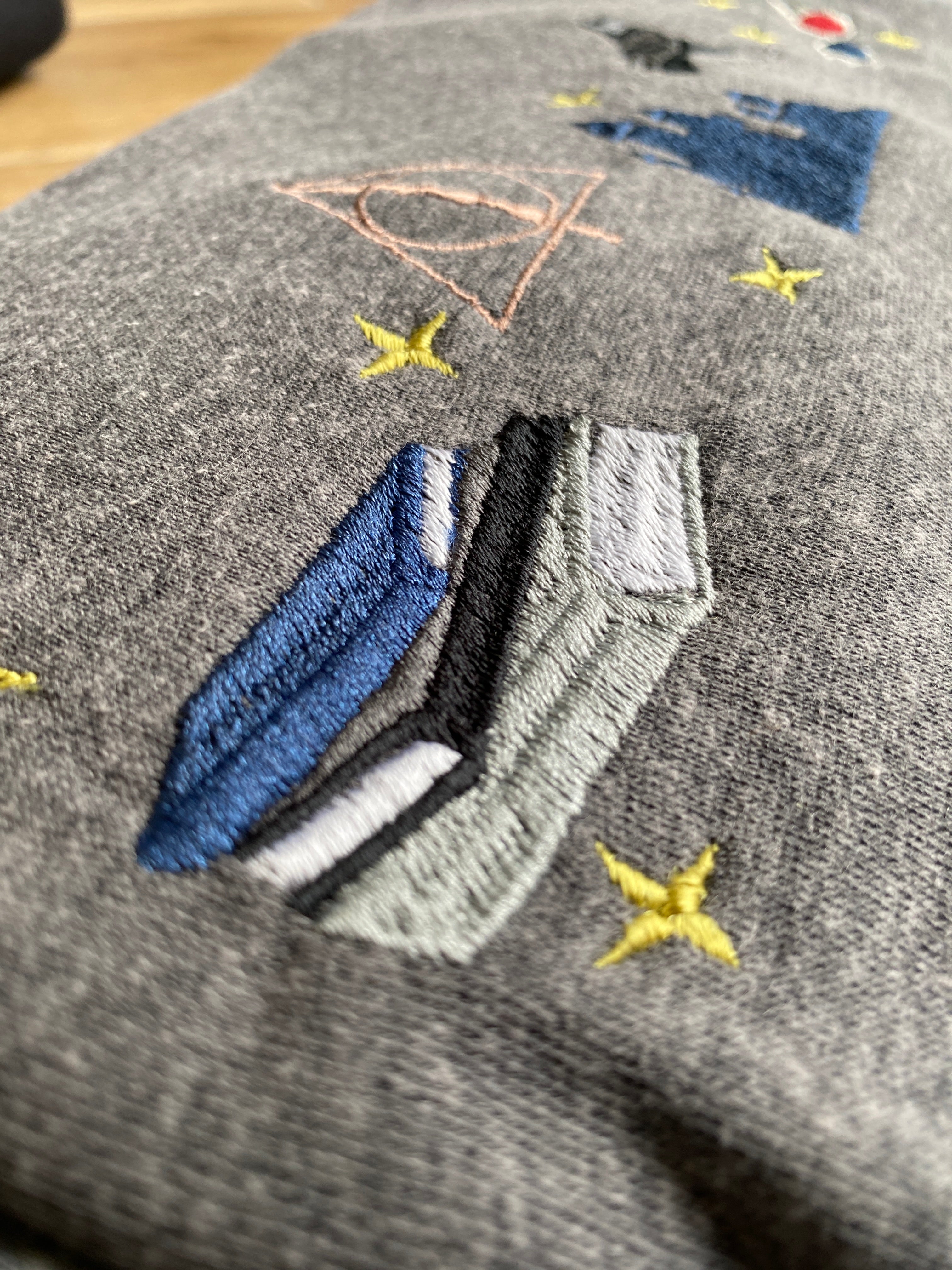 Áo sweater nỉ xám nhà chim RavenClaw chỉ còn 299k/áo khi mua từ 2 áo, tặng hình thêu trên tay