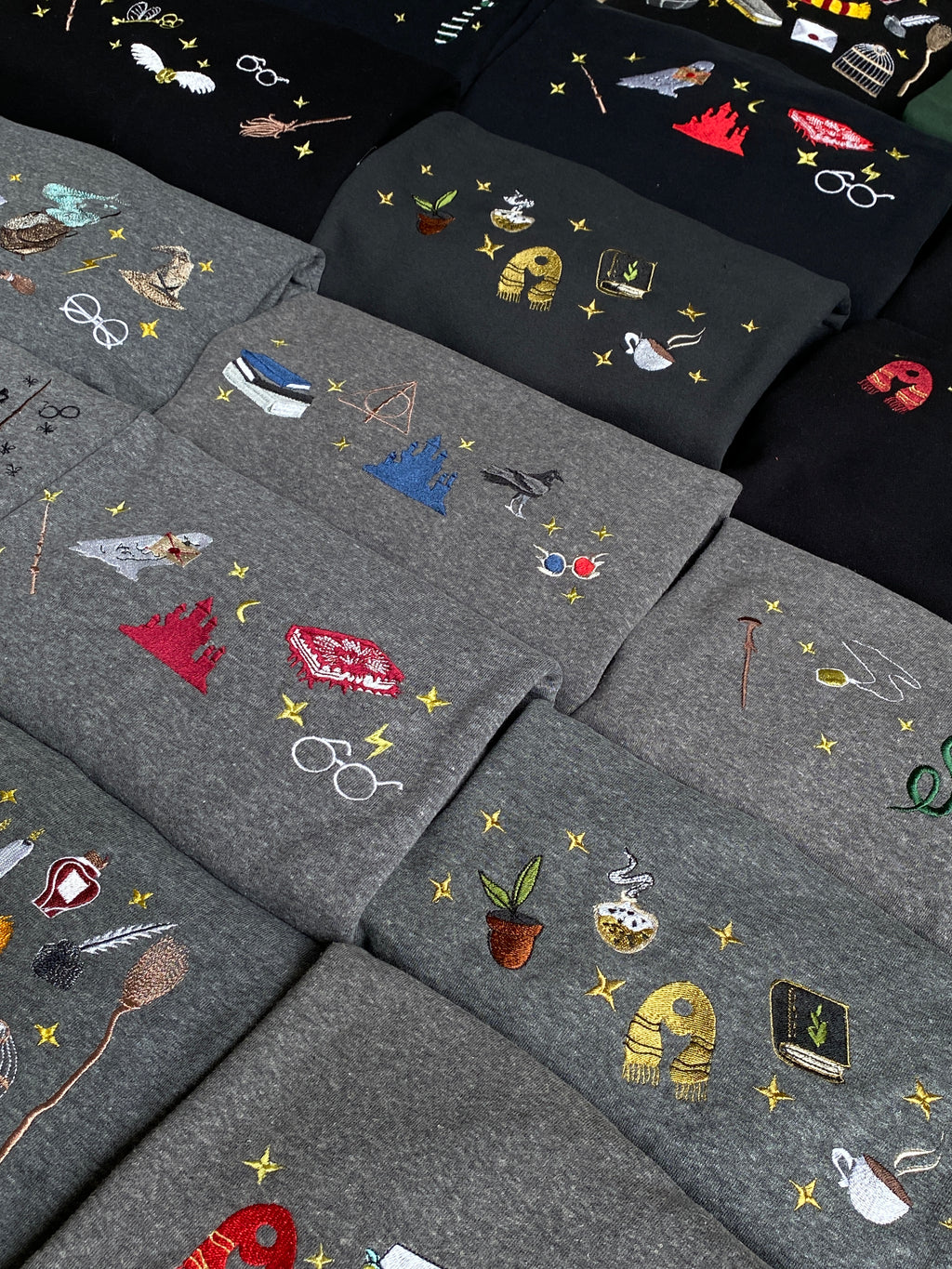 Áo sweater nỉ xám nhà chim RavenClaw chỉ còn 299k/áo khi mua từ 2 áo, tặng hình thêu trên tay