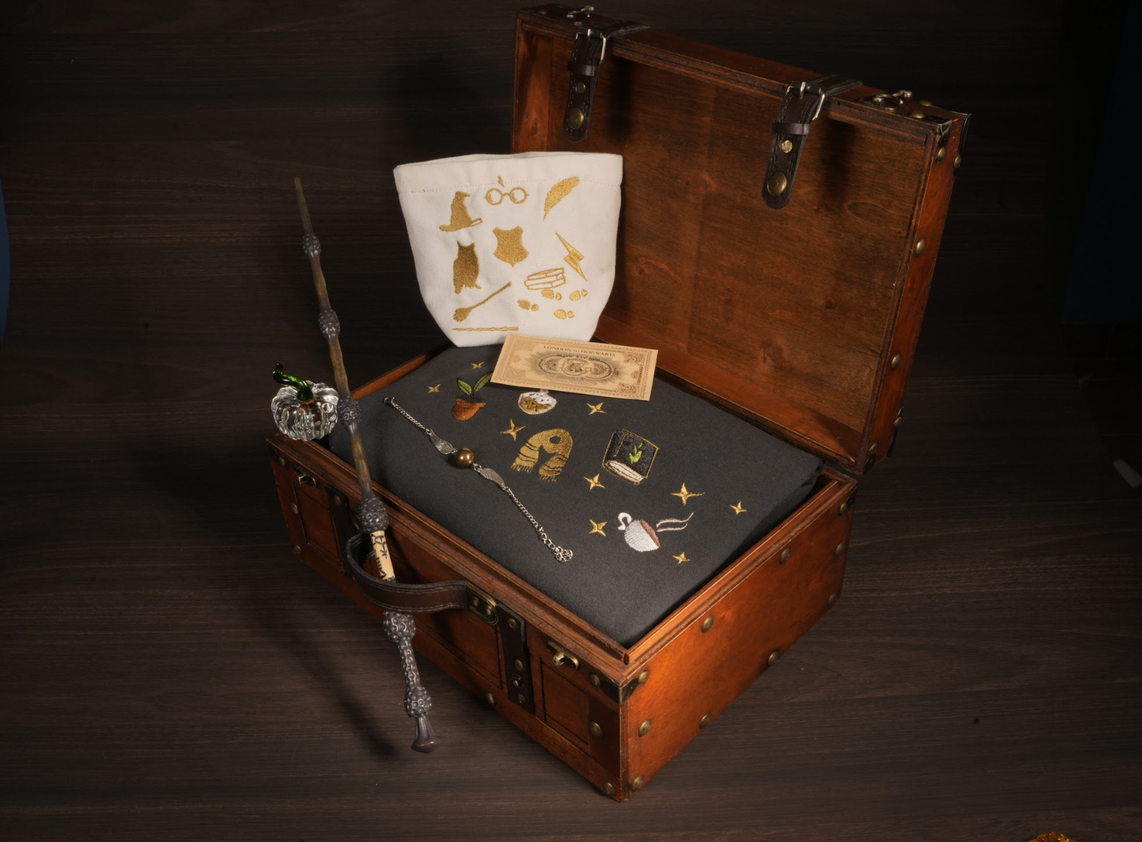 Magic Gift Set – 6-Piece Mezzanine (Black Shirt + Wand + Glass Pumpkin + Mini Bag)