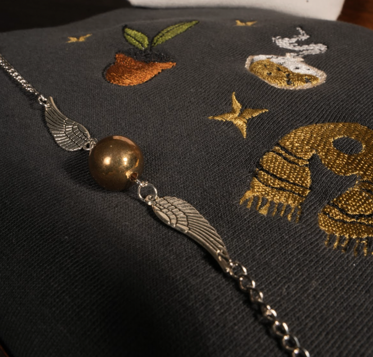 Magic Gift Set – 6-Piece Mezzanine (Black Shirt + Wand + Glass Pumpkin + Mini Bag)