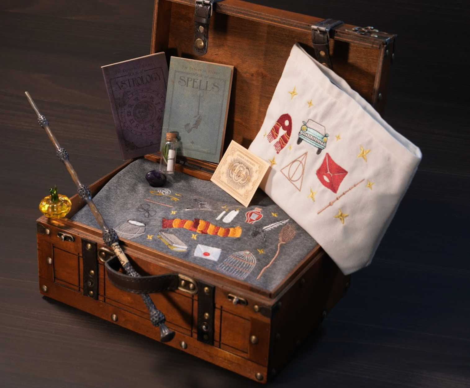 Harry's Magic Gift Set – Chest 8 Pieces (Grey sweater, Wand, Large Pencil Bag, 2 Spell Books)