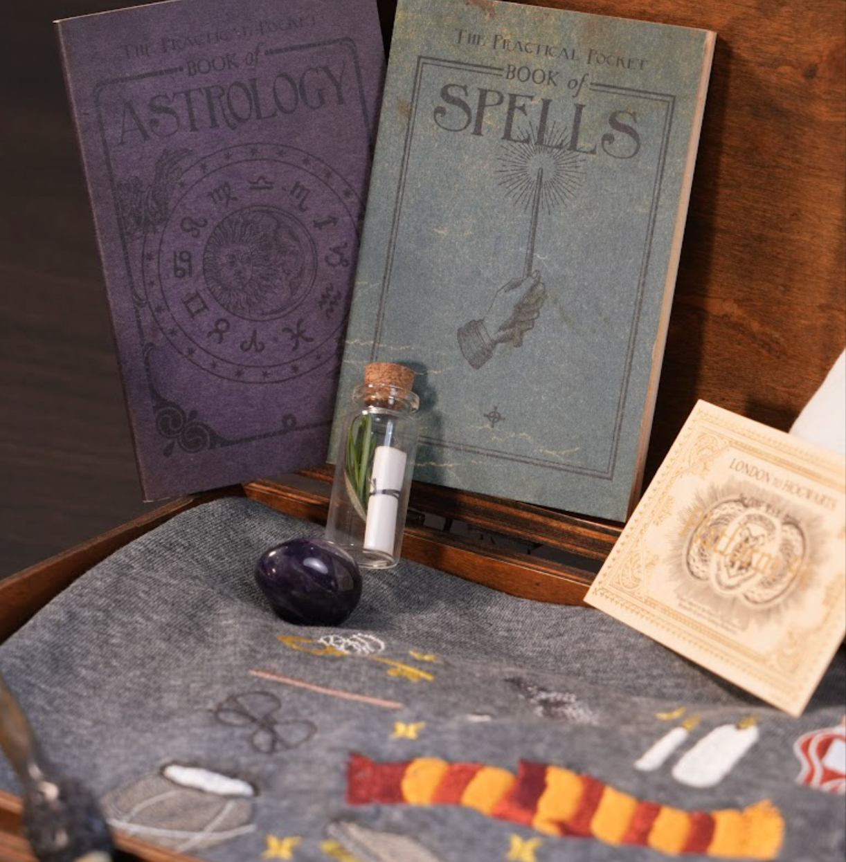 Harry's Magic Gift Set – Chest 8 Pieces (Grey sweater, Wand, Large Pencil Bag, 2 Spell Books)