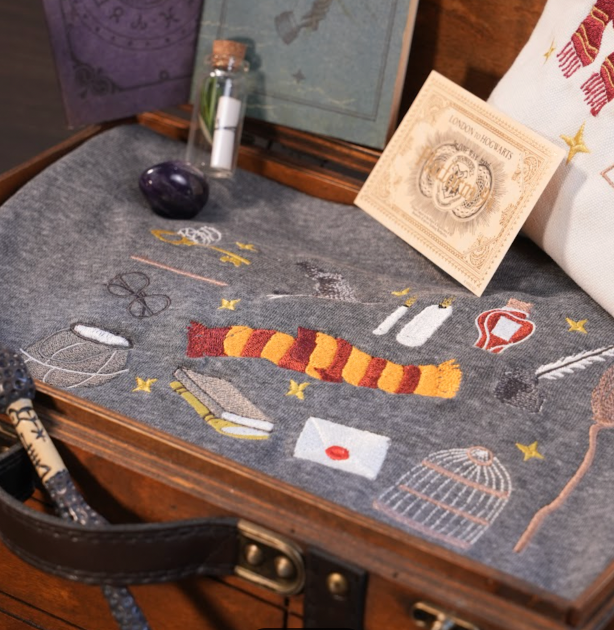 Harry's Magic Gift Set – Chest 8 Pieces (Grey sweater, Wand, Large Pencil Bag, 2 Spell Books)