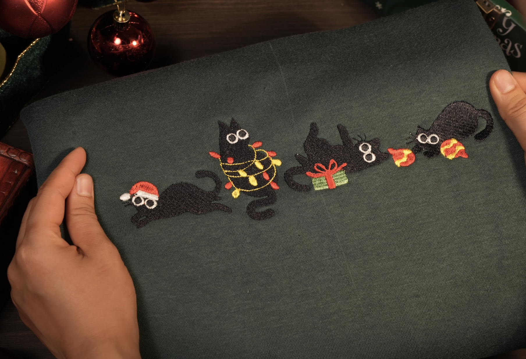 Áo Meowwy Christmas – Phiên bản Mèo Đen Giáng Sinh, tặng hình thêu cá nhân trên tay áo 🎄