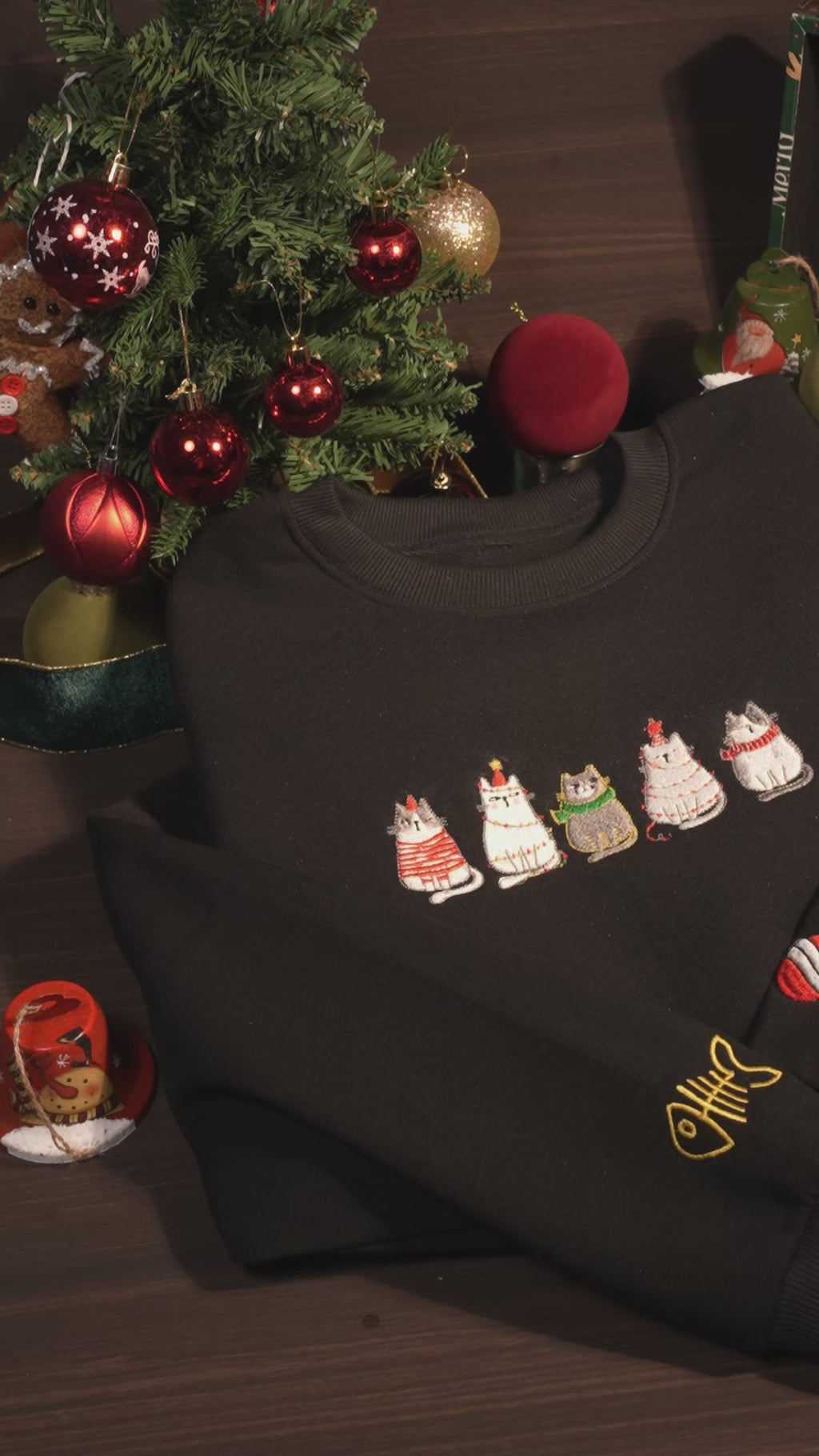 Áo sweater ngũ mèo Giáng Sinh, tặng hình thêu trên tay áo